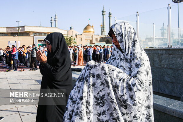 اقامه نماز عید فطر در حرم حضرت معصومه(س)