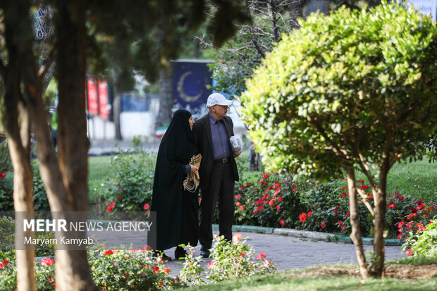 نمازگزاران در حال ورود به محل اقامه نماز عید فطر در میدان شهید طهرانی مقدم هستند