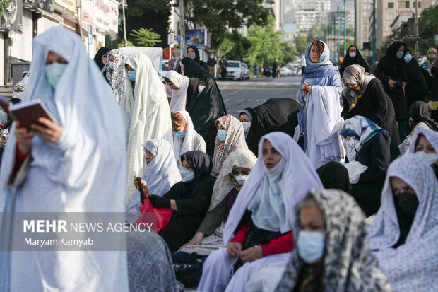 نمازگزاران در حال آماده شدن برای اقامه نماز عید فطر در میدان شهید طهرانی مقدم هستند