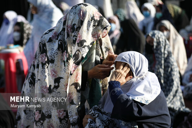 نمازگزاران در حال آماده شدن برای اقامه نماز عید فطر در میدان شهید طهرانی مقدم هستند