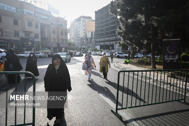 نمازگزاران در حال ورود به محل اقامه نماز عید فطر در میدان شهید طهرانی مقدم هستند