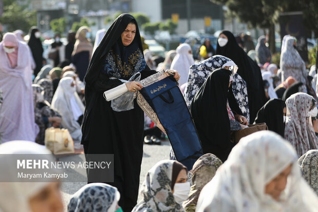 نمازگزاران در حال ورود به محل اقامه نماز عید فطر در میدان شهید طهرانی مقدم هستند