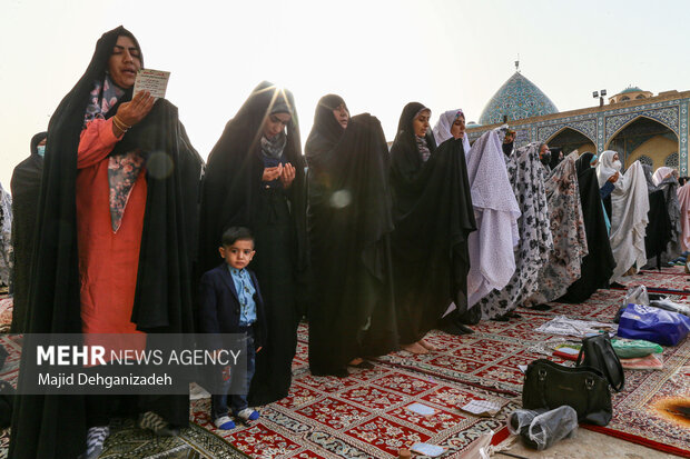 نماز عید سعید فطر در امامزاده سید جعفر محمد(ع) یزد