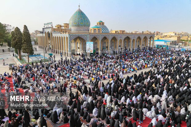 نماز عید سعید فطر در امامزاده سید جعفر محمد(ع) یزد