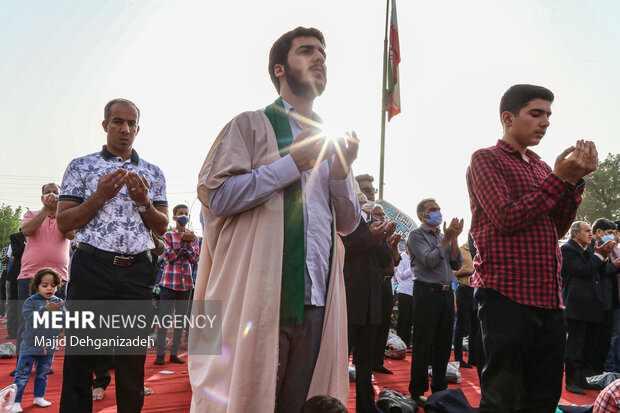 نماز عید سعید فطر در امامزاده سید جعفر محمد(ع) یزد