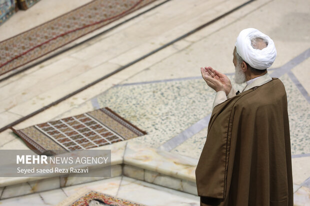 نماز عید سعید فطر به امامت آیت الله کاظم صدیقی با حضور نمازگزاران در دانشگاه تهران اقامه شد