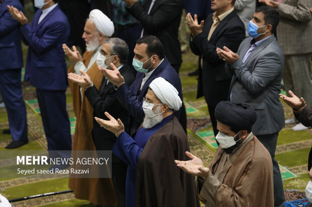 نماز عید سعید فطر به امامت آیت الله کاظم صدیقی با حضور نمازگزاران در دانشگاه تهران اقامه شد