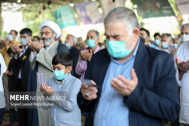 نماز عید سعید فطر به امامت آیت الله کاظم صدیقی با حضور نمازگزاران در دانشگاه تهران اقامه شد