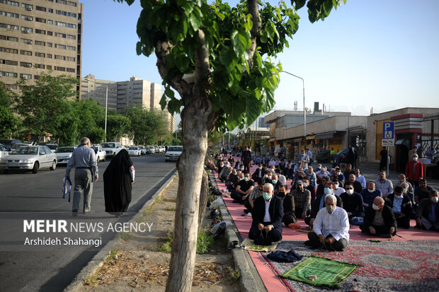 نماز باشکوه عید سعید فطر صبح امروز با حضور معنوی مردم مؤمن تهران در شهرک اکباتان اقامه شد