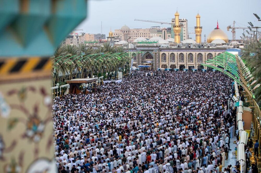تصاویری از نماز عید فطر در بین الحرمین کربلا
