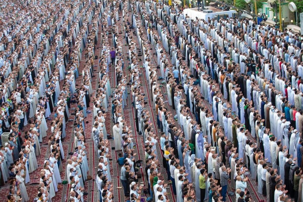 تصاویری از نماز عید فطر در بین الحرمین کربلا