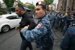 Ermenistan'da polis ile protestocular çatıştı: 60 kişi yaralandı