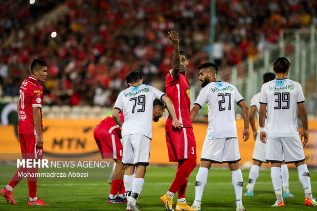 دیدار تیم‌های فوتبال پرسپولیس تهران و پیکان تهران در هفته بیست پنجم لیگ برتر باشگاههای کشور با نتیجه دو بر صفر به سود تیم فوتبال پرسپولیس تهران بدر ورزشگاه آزادی تهران به پایان رسید