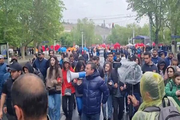 Ermenistan’da protestolar sürüyor