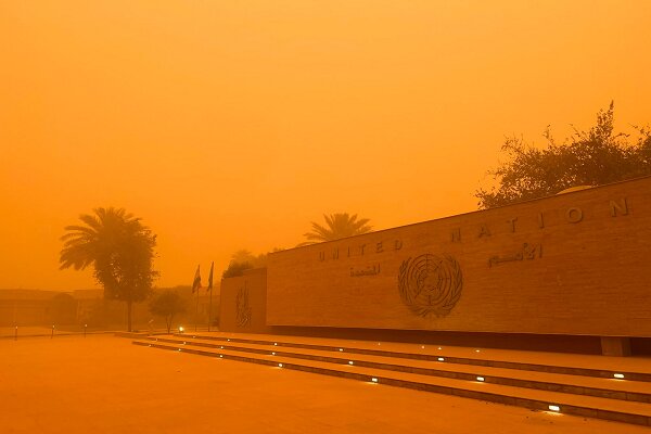 Sandstorm blankets Iraq, sends more than 1,000 to hospital