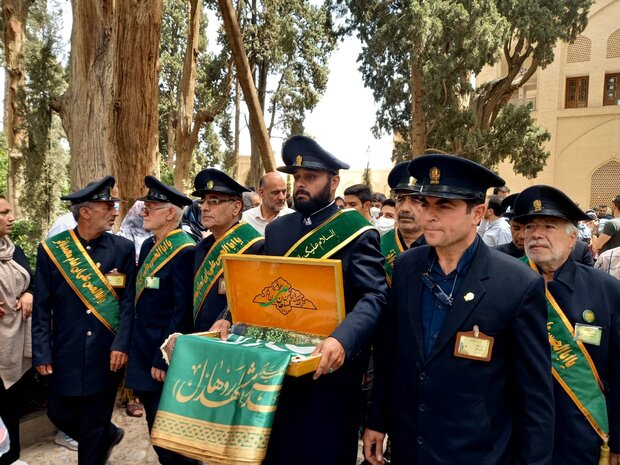 آئین پرچم گردانی خادمین حرم حضرت علی بن باقر(ع) در باغ فین کاشان