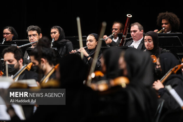 کنسرت ارکستر سمفونیک تهران به رهبری دز تالار وحدت به اجرا درآمد