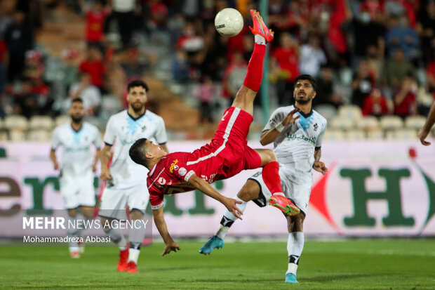 دیدار تیم‌های فوتبال پرسپولیس تهران و پیکان تهران در هفته بیست پنجم لیگ برتر باشگاههای کشور با نتیجه دو بر صفر به سود تیم فوتبال پرسپولیس تهران در ورزشگاه آزادی تهران به پایان رسید