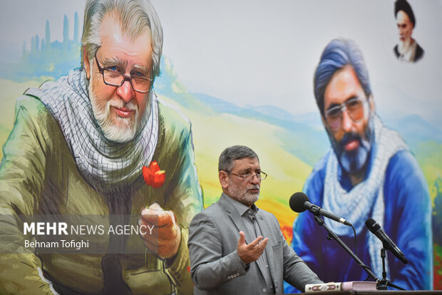 محمدحسین صفار هرندی عضو مجمع تشخیص مصلحت نظام در حال سخنرانی در مراسم یادبود نادر طالب زاده حضور دارد