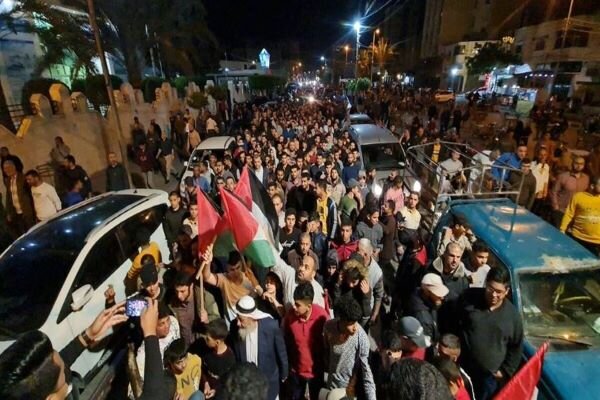 راهپیمایی ساکنان «خان یونس» غزه در حمایت از مقاومت و «یحیی سنوار»