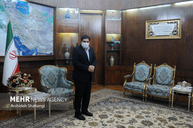 محمد مخبر در حال انتظار برای دیدار با فرنچسکو روکا رییس فدراسیون صلیب سرخ است