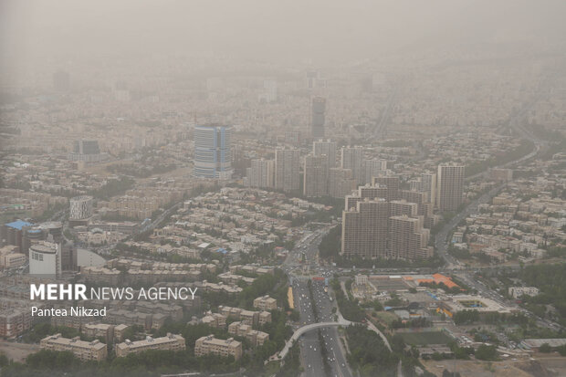 تهران در برابر مهِ آلودگی؛ تعطیلی مدارس چگونه رقم می‌خورد؟
