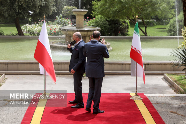 زبیگنیو رائو وزیر امور خارجه لهستان و حسین امیر عبدالهیان وزیر امور خارجه کشورمان در حاشیه دیدار وزیر امور خارجه ایران و لهستان با یکدیگر گفتگو می کنند
