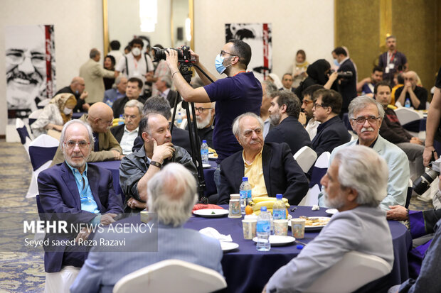 اولین جشن بزرگ کارگردانان سینمای ایران عصر امروز یکشنبه ۱۸ اردیبهشت ماه ۱۴۰۱ با تجلیل از کارگردانان فیلم‌های «قهرمان» و «پوست» و سریال «خاتون» در هتل استقلال برگزار شد