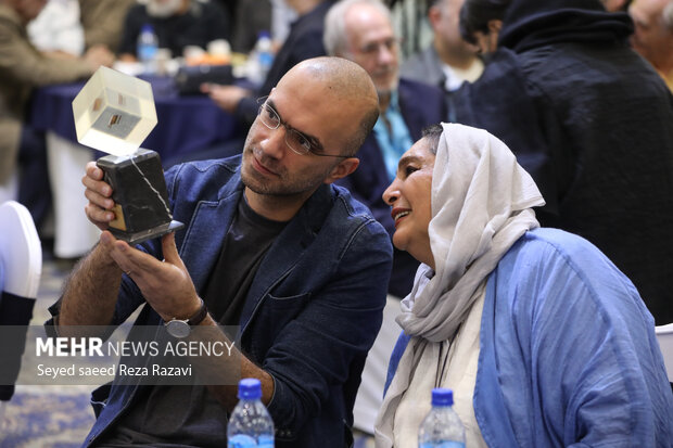 اولین جشن بزرگ کارگردانان سینمای ایران عصر امروز یکشنبه ۱۸ اردیبهشت ماه ۱۴۰۱ با تجلیل از کارگردانان فیلم‌های «قهرمان» و «پوست» و سریال «خاتون» در هتل استقلال برگزار شد