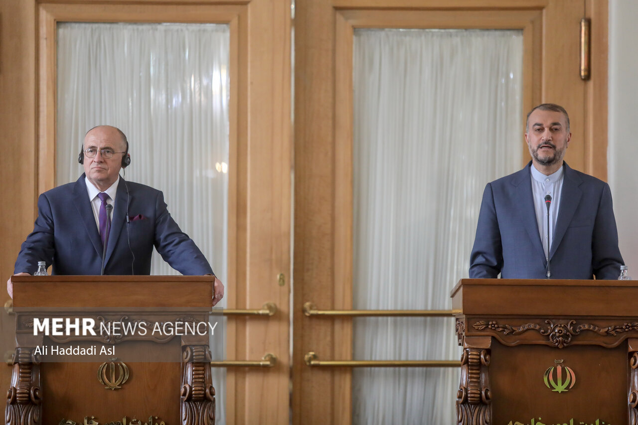 وزير الخارجية الايراني يؤكد على ضرورة الحل السياسي للأزمة الأوكرانية