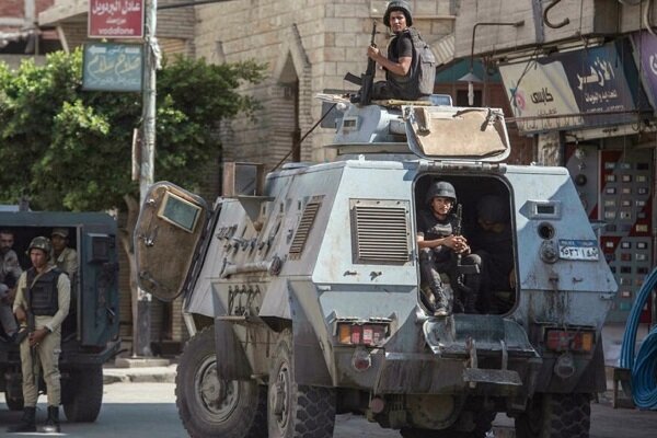 تعزيزات للجيش المصري قرب غزة وقافلة إغاثية تتجه فجأة لمعبر رفح