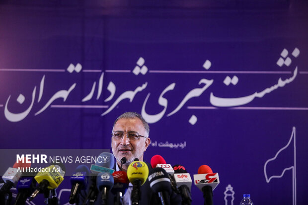 علیرضا زاکانی شهردار تهران در حال پاسخ به سوالات خبرنگاران در اولین نشست خبری خود به عنوان شهردار تهران است