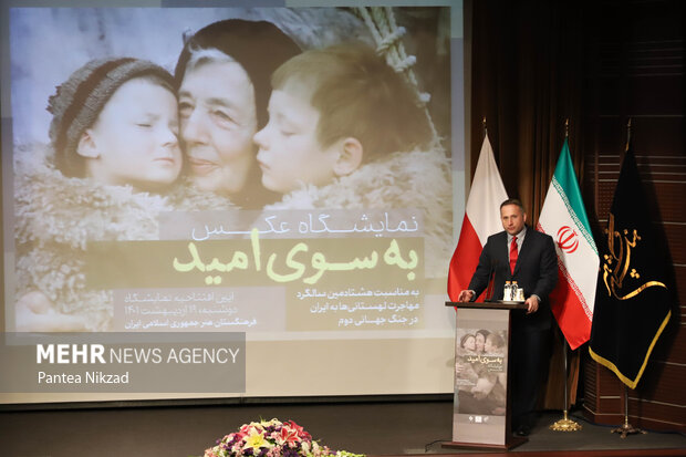 ماچئی فایوکوفسکی سفیر لهستان در ایران در حال سخنرانی در مراسم هشتادمین سالگرد ورود پناهندگان لهستانی  به ایران است