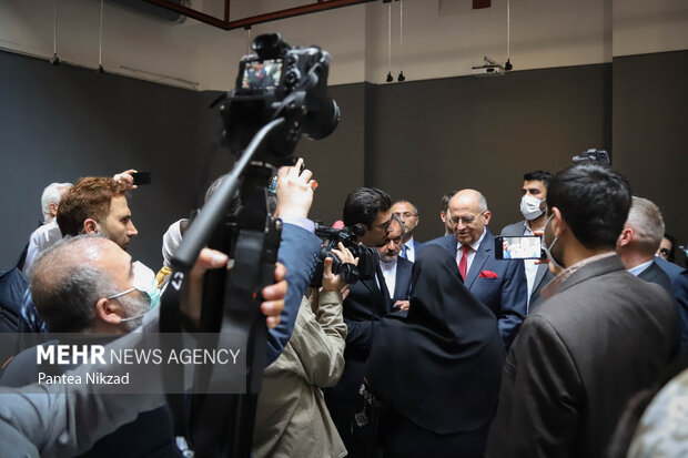 زبیگنیو رائو وزیر امور خارجه لهستان در حاشیه بازدید از نمایشگاه عکس به سوی امید در حال گفتگو با خبرنگاران است