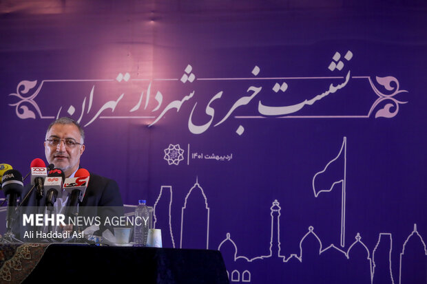 علیرضا زاکانی شهردار تهران در حال پاسخ به سوال خبرنگاران در نشست خبری شهردار تهران است