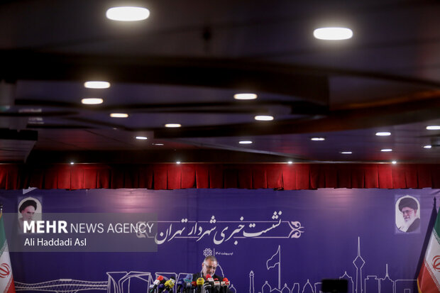 علیرضا زاکانی شهردار تهران در حال پاسخ به سوال خبرنگاران در نشست خبری شهردار تهران است