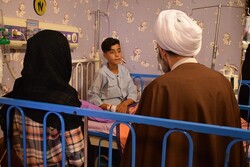 عیادت «آیت الله فلاحتی» از کودکان بستری در بیمارستان ۱۷ شهریور