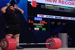 Iranian weightlifter Yousefi breaks junior world record