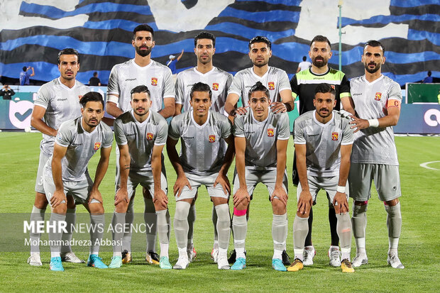 بازیکنان تیم فوتبال پدیده مشهد در حال گرفتن عکس یادگاری پیش از دیدار تیم های استقلال تهران و پدیده مشهد هستند