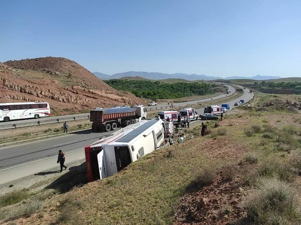 واژگونی اتوبوس در ساوه ۱۰ مصدوم داشته است