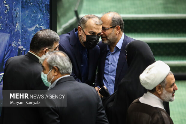 حسین امیرعبداللهیان وزیر امور خارجه پس از پاسخگویی به سوالات نمایندگان در حال خروج از صحن علنی مجلس است