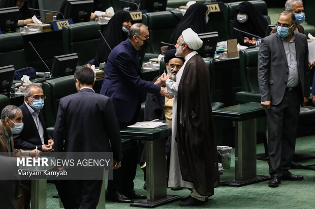  حسین امیرعبداللهیان وزیر امور خارجه و مجتبی ذوالنور نماینده قم در حال گفتگو با یکدیگر در جلسه علنی مجلس هستند