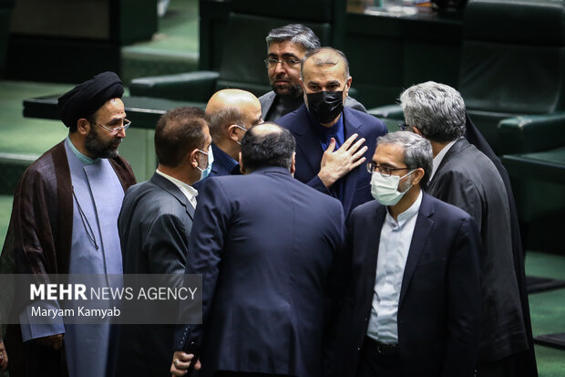 حسین امیرعبداللهیان وزیر امور خارجه پس از پاسخگویی به سوالات نمایندگان در حال خروج از صحن علنی مجلس است