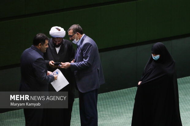نمایندگان در حال گفتگو با یکدیگر در جلسه علنی مجلس شورای اسلامی هستند
