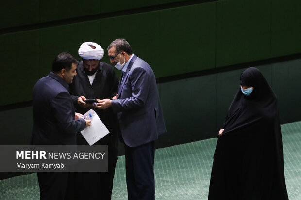 نمایندگان در حال گفتگو با یکدیگر در جلسه علنی <a href='https://sayeb.ir/tag/%d9%85%d8%ac%d9%84%d8%b3-%d8%b4%d9%88%d8%b1%d8%a7%db%8c-%d8%a7%d8%b3%d9%84%d8%a7%d9%85%db%8c'>مجلس شورای اسلامی</a> هستند