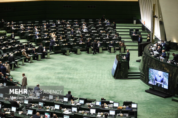 حسین امیرعبداللهیان وزیر امور خارجه در حال پاسخگویی به سوالات نمایندگان در  جلسه علنی مجلس است
