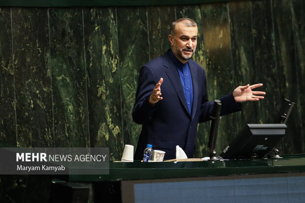 حسین امیرعبداللهیان وزیر امور خارجه در حال پاسخگویی به سوالات نمایندگان در  جلسه علنی مجلس است