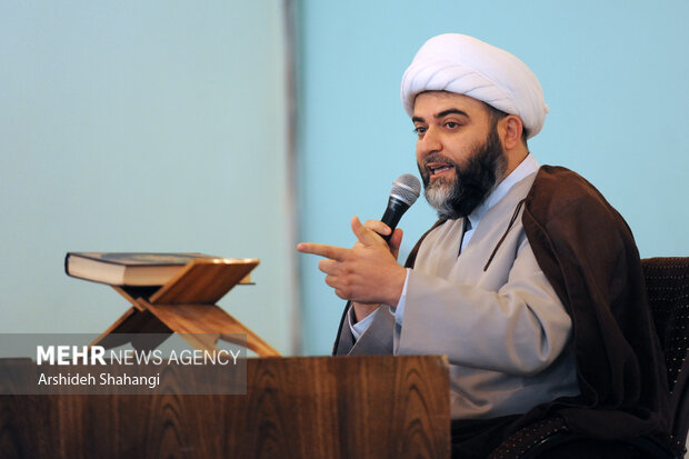 حجت الاسلام محمد قمی رئیس سازمان تبلیغات اسلامی در حال سخنرانی در مراسم هنر و رسانه نوآوین است