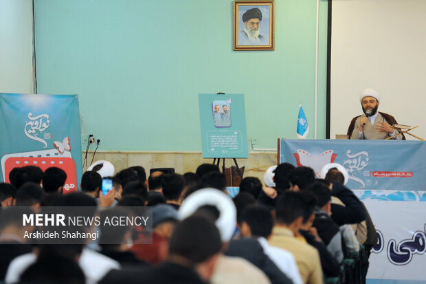 حجت الاسلام محمد قمی رئیس سازمان تبلیغات اسلامی در حال سخنرانی در مراسم هنر و رسانه نوآوین است
