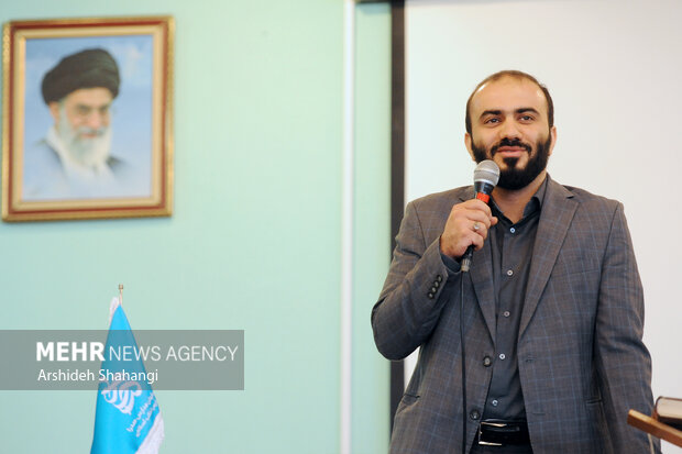 محمد شجاعیان مدیرعامل گروه رسانه ای مهر در حال سخنرانی در مراسم هنر و رسانه نوآوین است